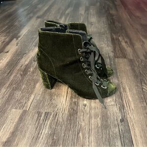 Green Velvet Reaction Kenneth Cole women high heel shoes sz 7 with ribbon lacing